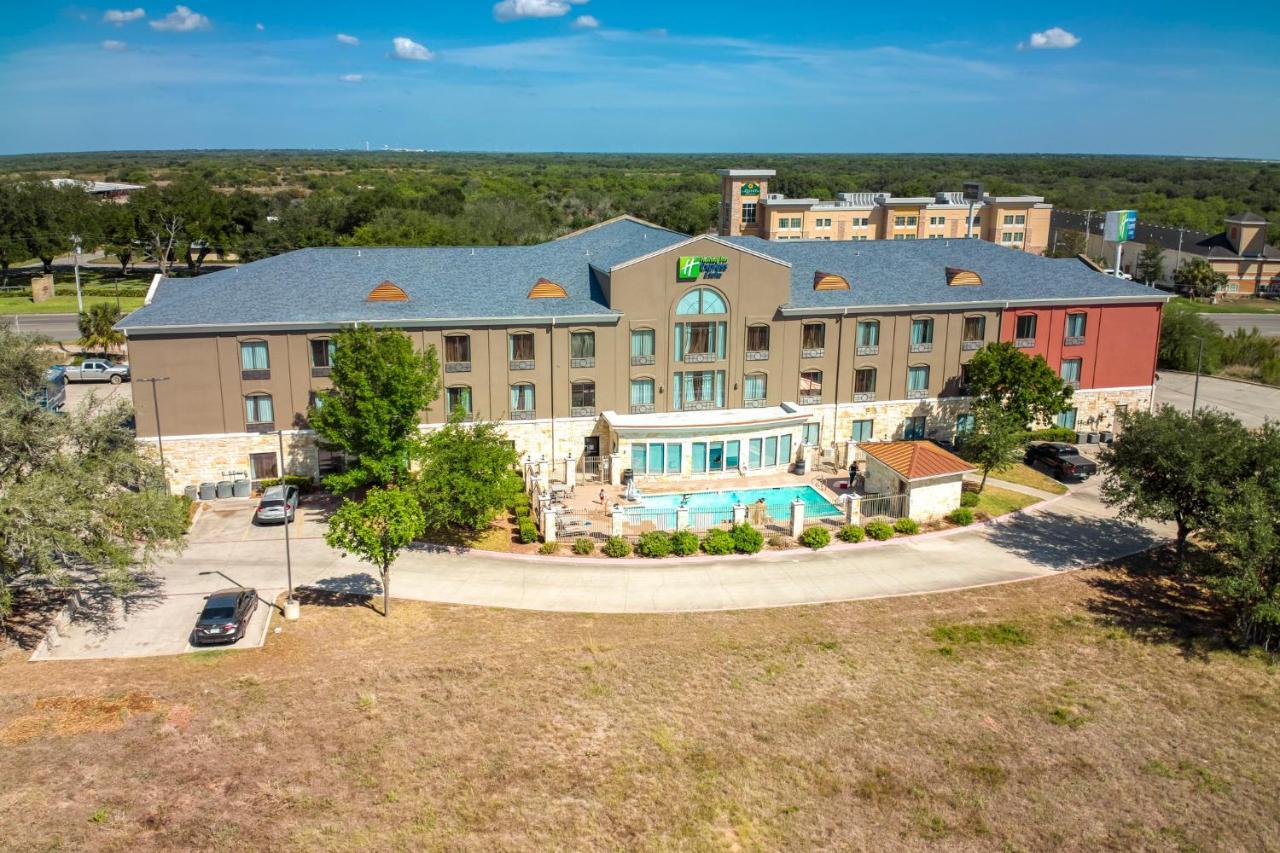 Holiday Inn Express And Suites Beeville By Ihg Esterno foto