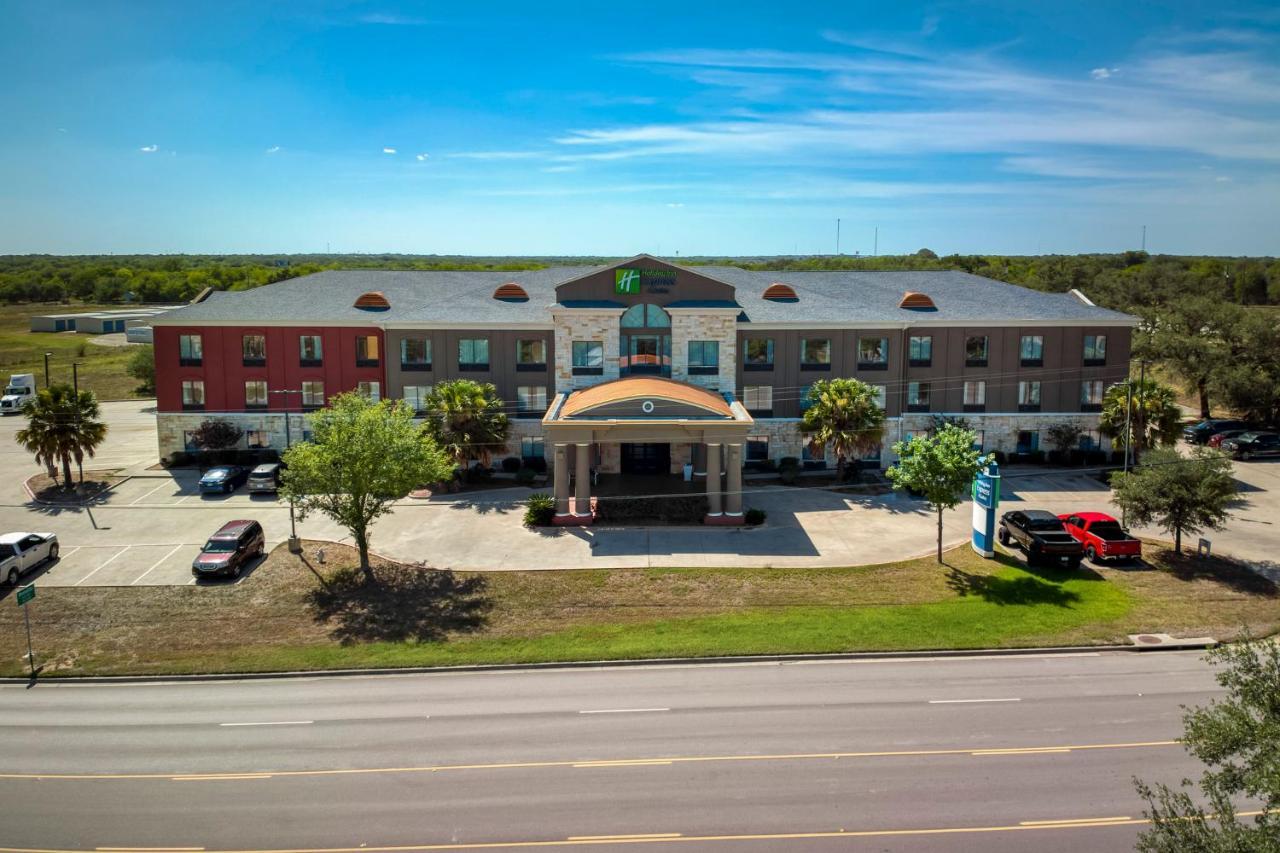 Holiday Inn Express And Suites Beeville By Ihg Esterno foto