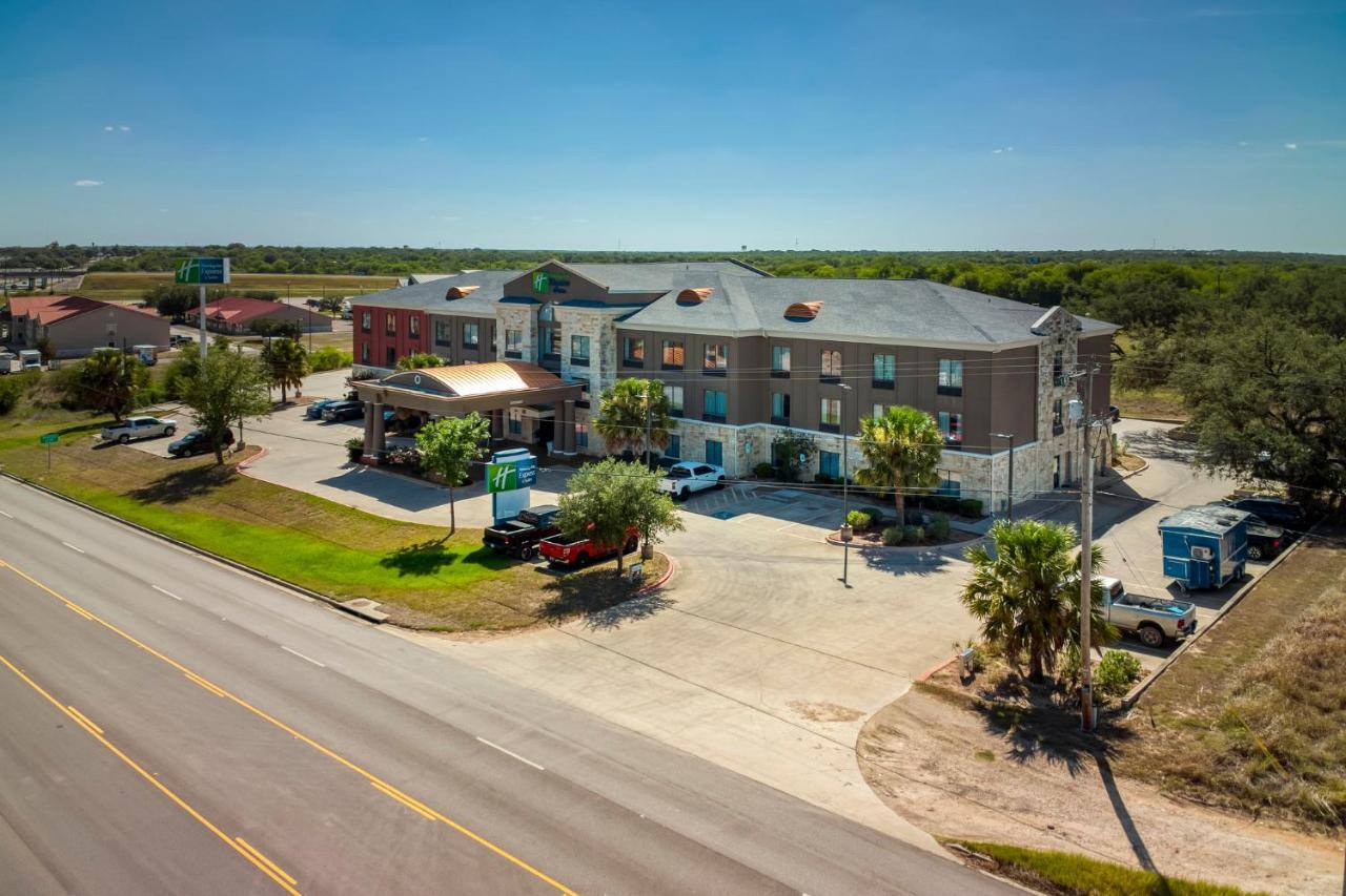 Holiday Inn Express And Suites Beeville By Ihg Esterno foto