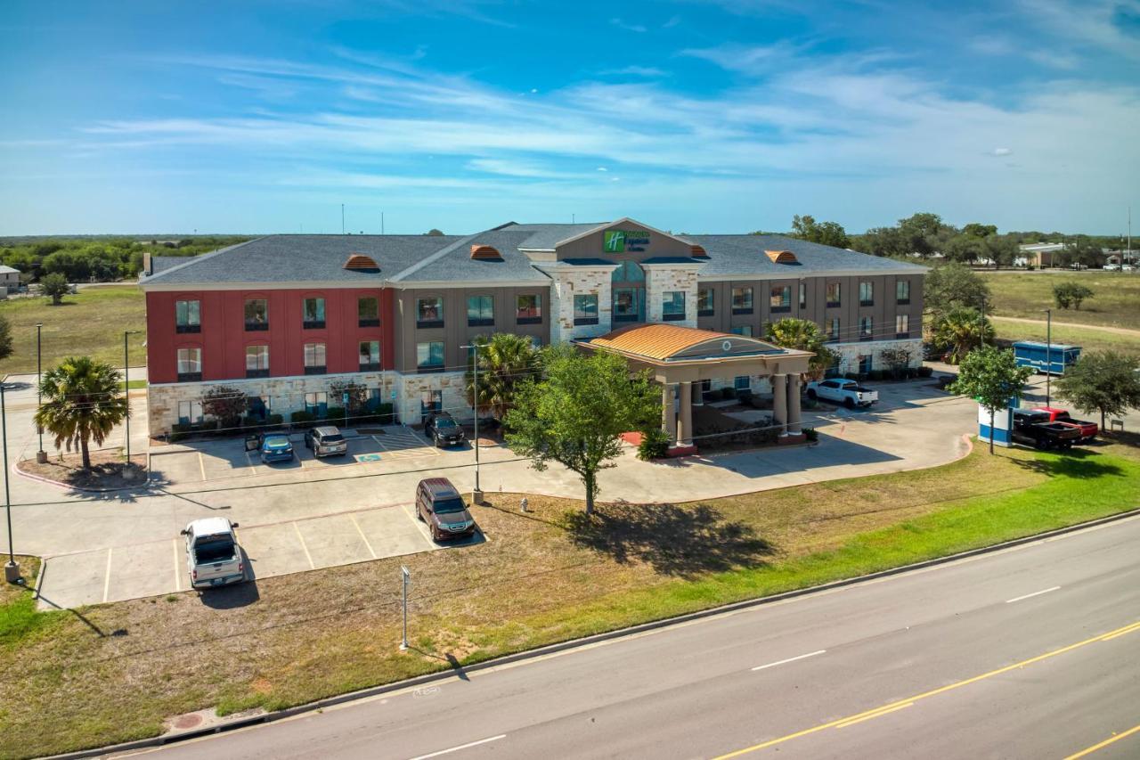 Holiday Inn Express And Suites Beeville By Ihg Esterno foto