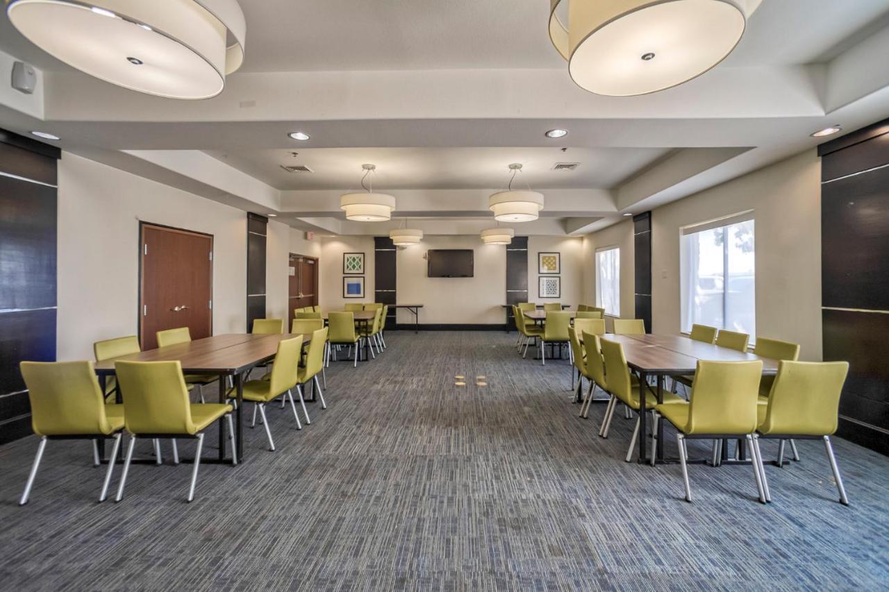 Holiday Inn Express And Suites Beeville By Ihg Esterno foto